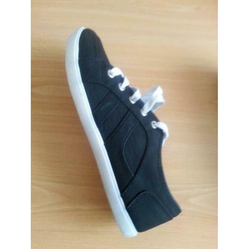Blue Box Damessneakers. Maat 38. Zwart.