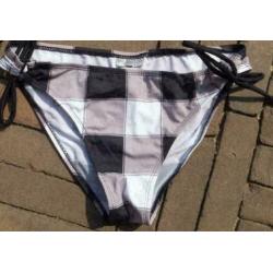 DUTCHY zwart/wit/grijs geblokt bikini mt 38 cup B