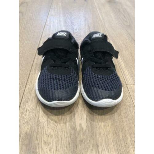 Nike revolution 4 schoentjes, maat 26