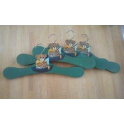 9 groene houten kledinghangers