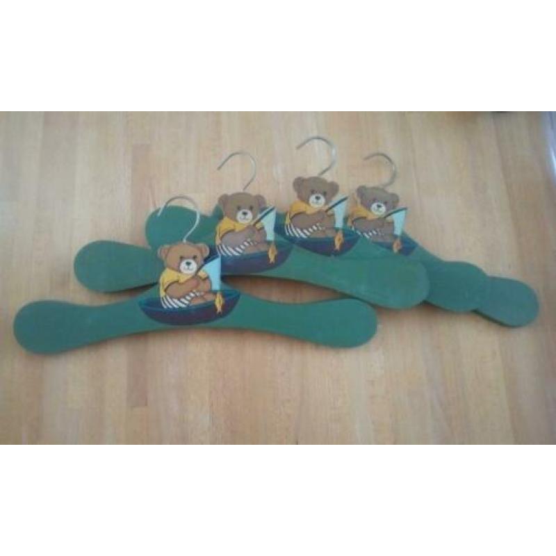 9 groene houten kledinghangers