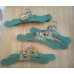 9 groene houten kledinghangers