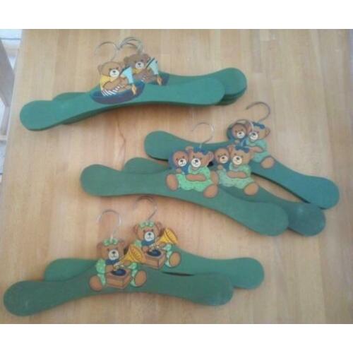9 groene houten kledinghangers
