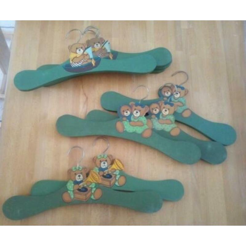 9 groene houten kledinghangers