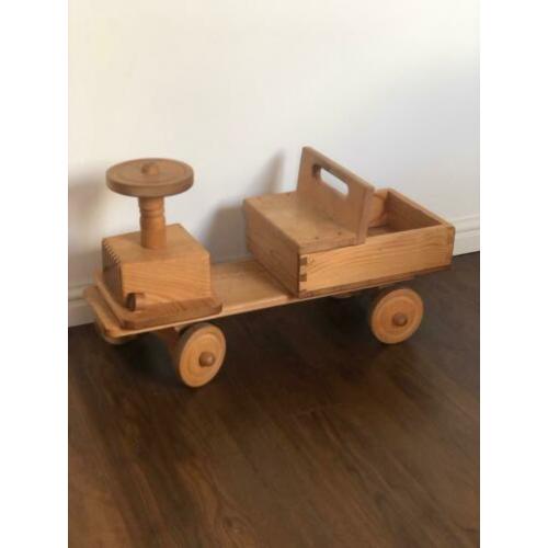 Vintage handgemaakte houten loopauto met laadruimte