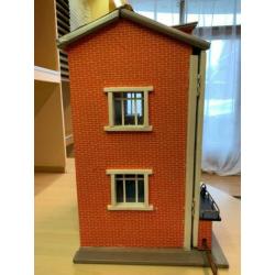 Poppenhuis zelf gemaakt