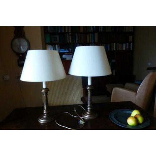 Twee schemerlampen.