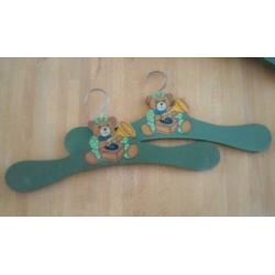 9 groene houten kledinghangers