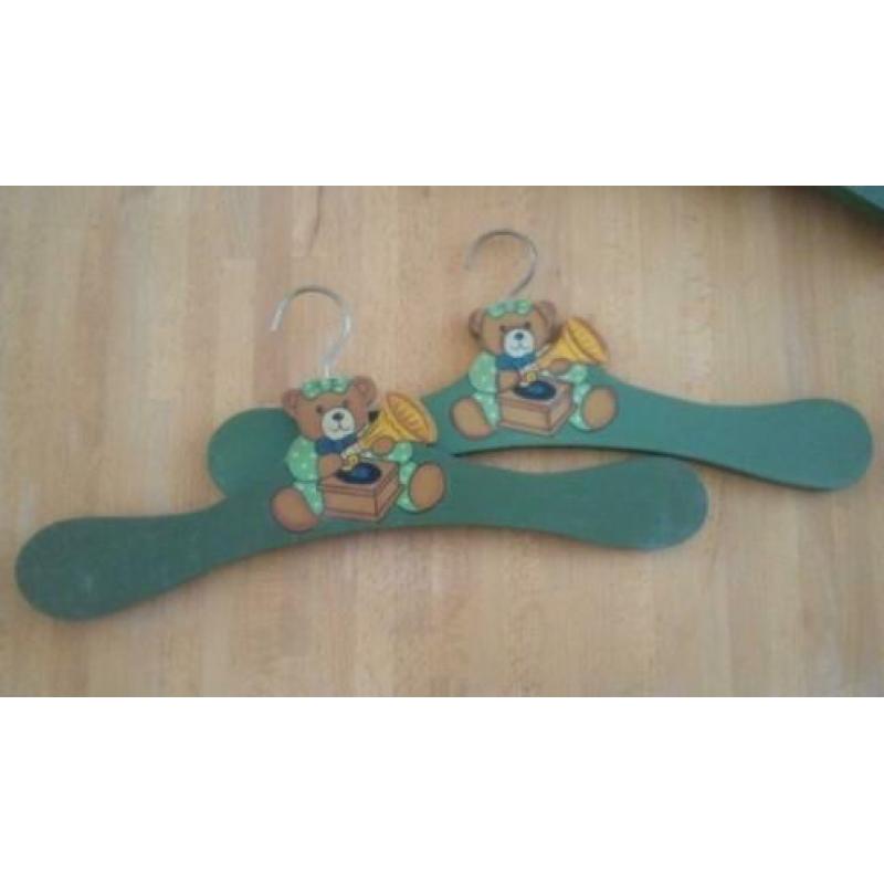 9 groene houten kledinghangers