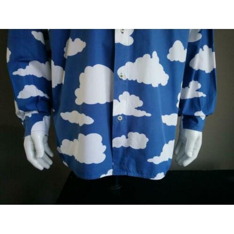 Moschino overhemd. Blauw met Witte wolken motief. Maat L
