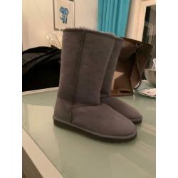 Ugg classic tall grijs maat 38