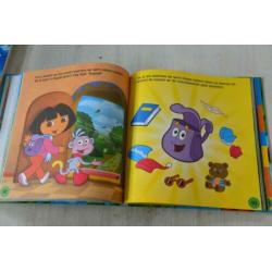 DORA = Dora's Grote Avonturenboek ( Met Engelse Woordenlijs