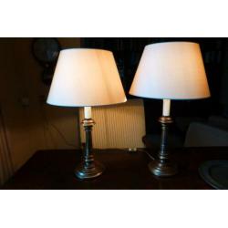 Twee schemerlampen.