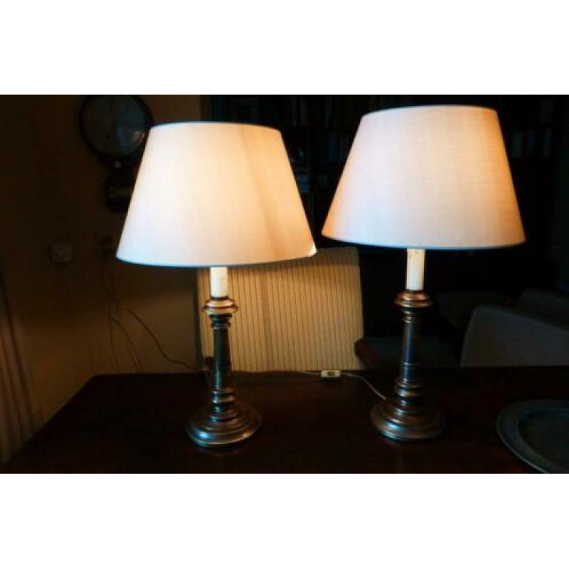 Twee schemerlampen.