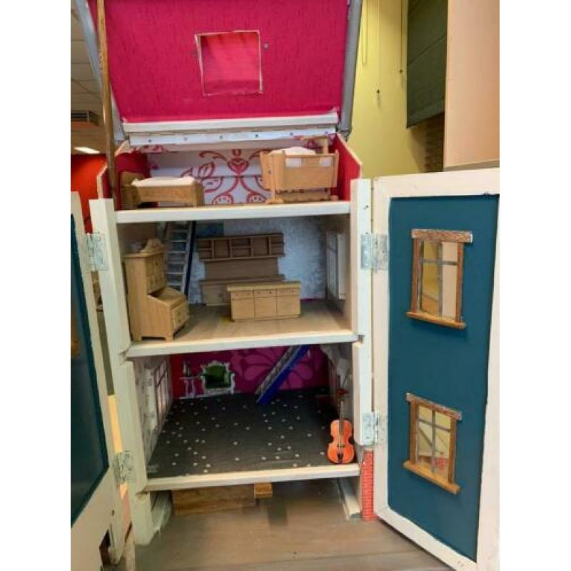 Poppenhuis zelf gemaakt