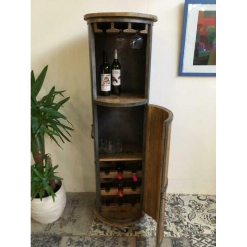 Wijn / drank kast op wielen 150 cm hoog.