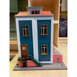 Poppenhuis zelf gemaakt