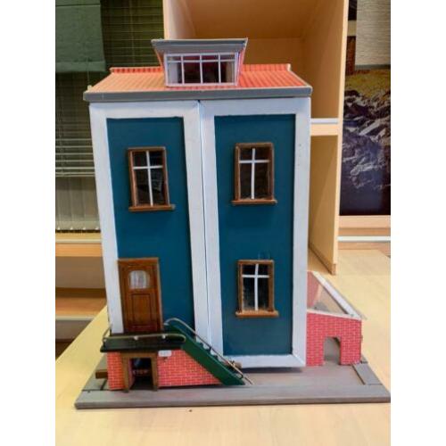 Poppenhuis zelf gemaakt