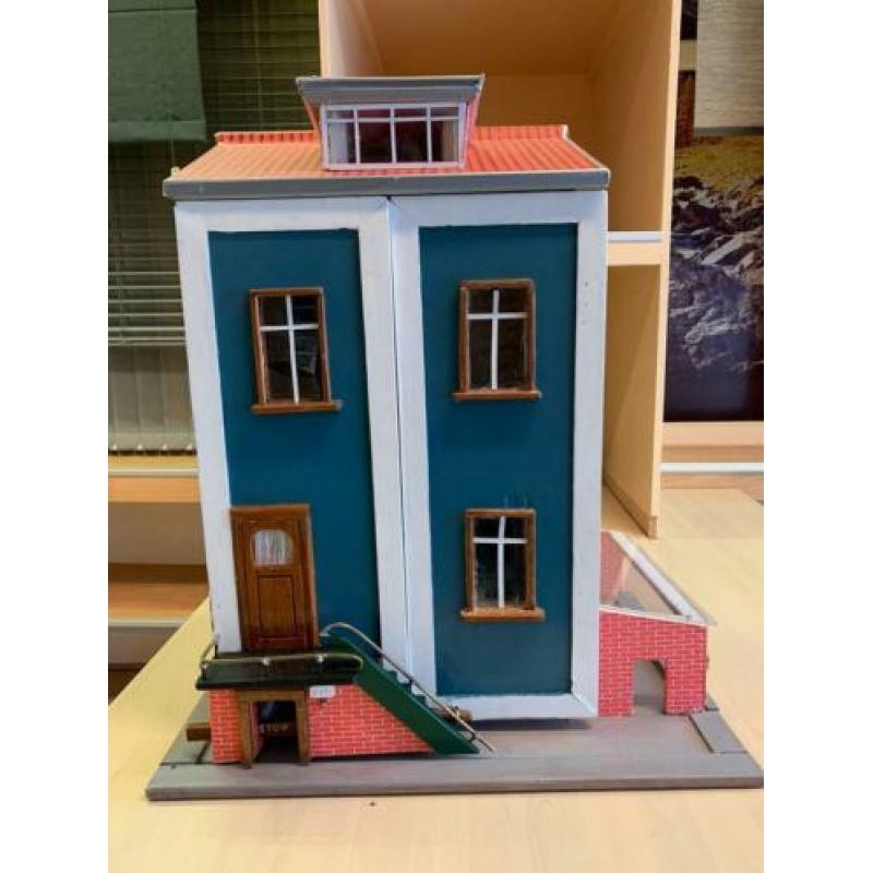 Poppenhuis zelf gemaakt
