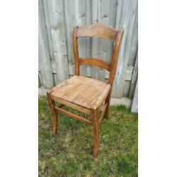 Brocante oude stoel voor decoratie of restauratie