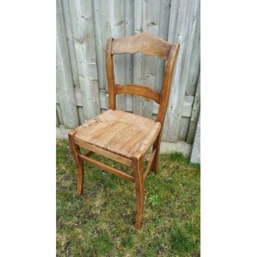 Brocante oude stoel voor decoratie of restauratie
