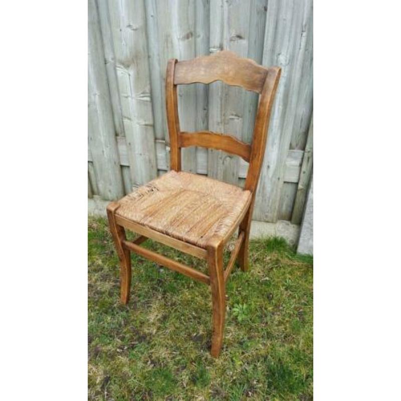 Brocante oude stoel voor decoratie of restauratie