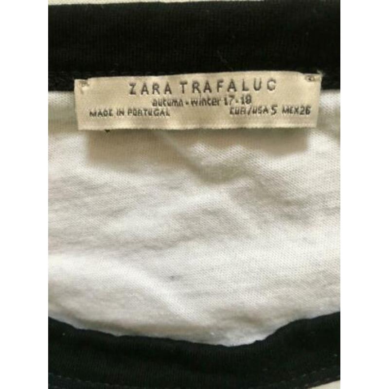 Zara t-shirt. Normale maat S off white tekst