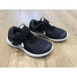 Nike revolution 4 schoentjes, maat 26
