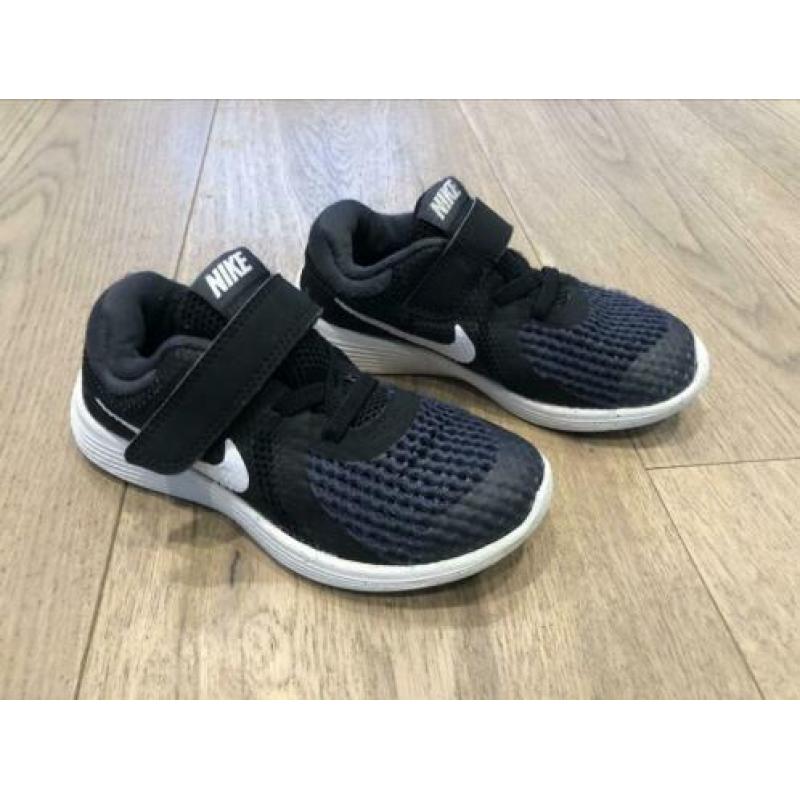 Nike revolution 4 schoentjes, maat 26