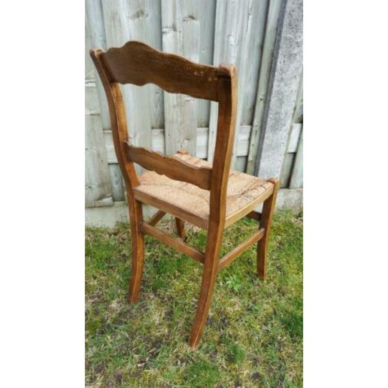 Brocante oude stoel voor decoratie of restauratie