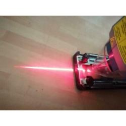 Decoupeerzaag met laser.