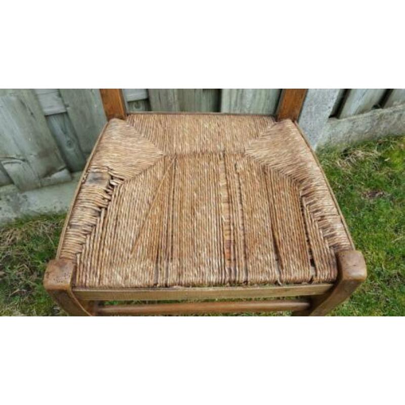 Brocante oude stoel voor decoratie of restauratie