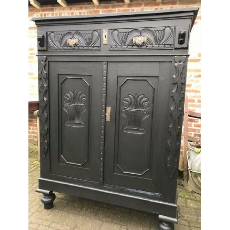 Oude kast linnenkast meidenkast
