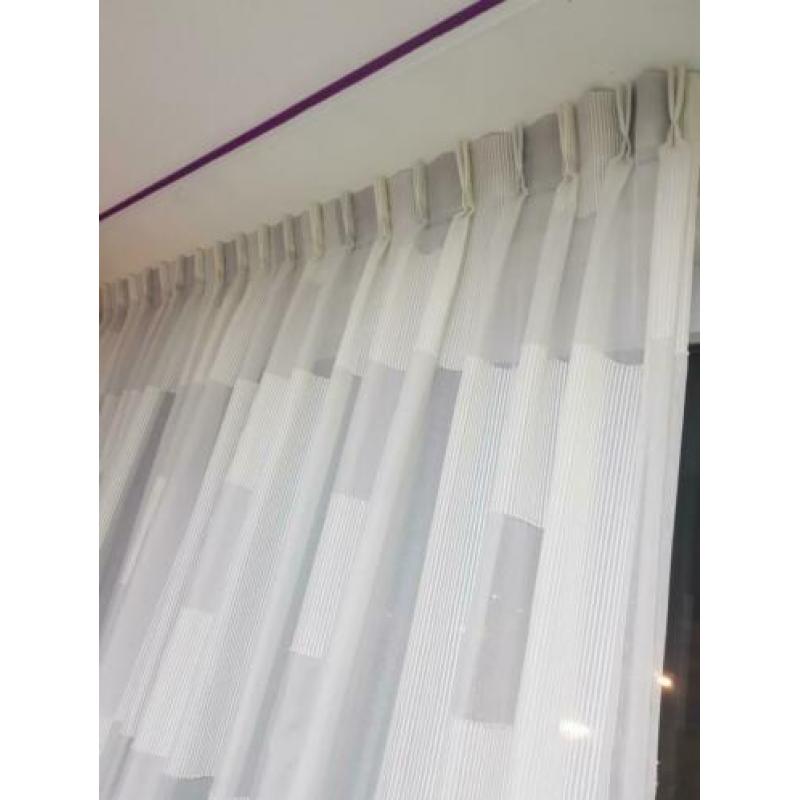 Als nieuw wit vitrage van 2stuks plooibreedte 3.95m