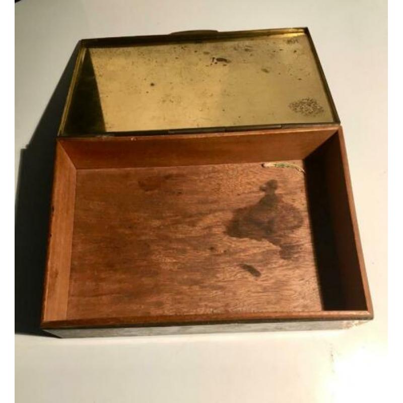Oud kistje bekleed met koper