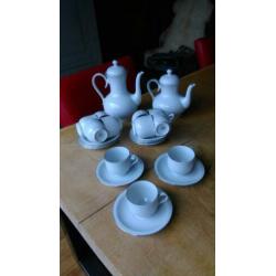 Thee Koffie servies van mooi porselein.