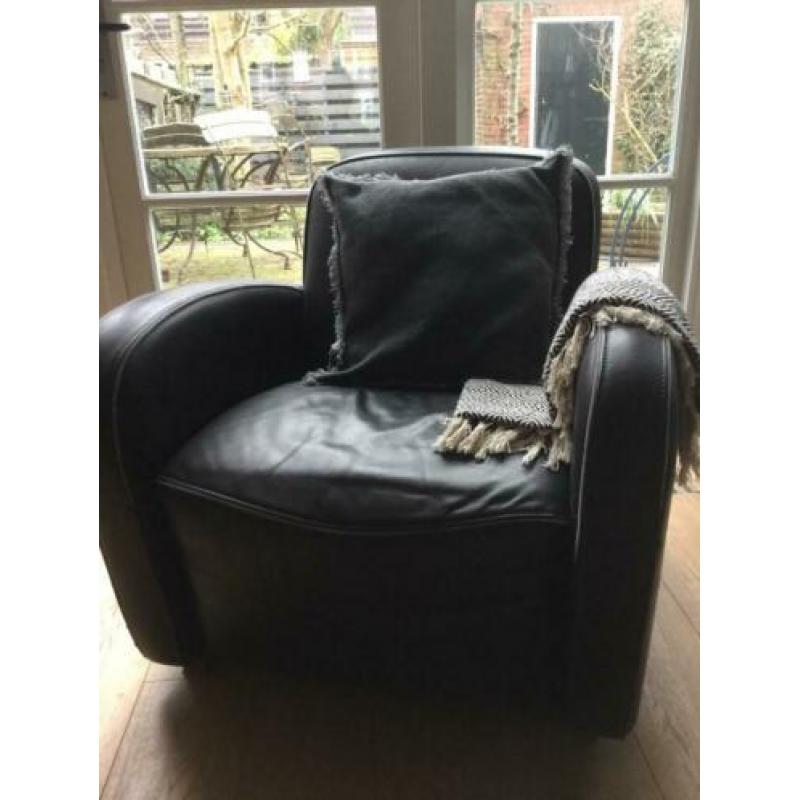 Twee robuuste leren kuipstoelen