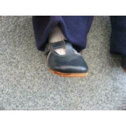 porseleinen pop met donkerblauwe kleding