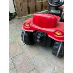 Rode tractor met kiepwagen