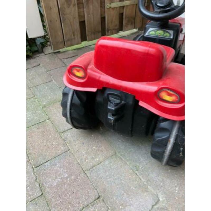 Rode tractor met kiepwagen