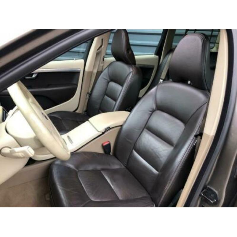 Volvo XC70 2.4 D5 Momentum | Schuifdak | Leder | Trekhaak