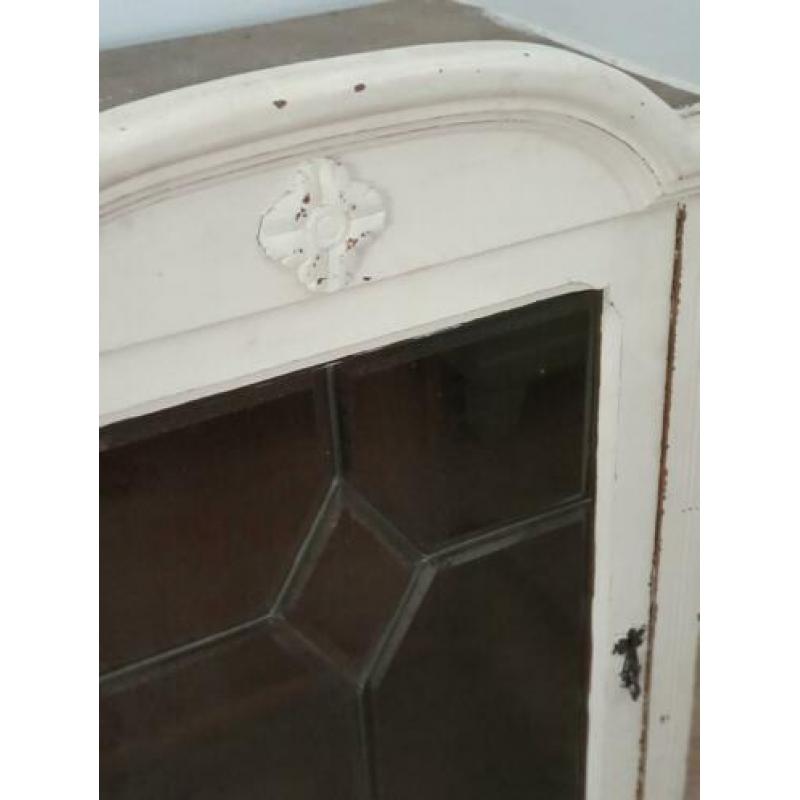 Eiken kastje met glas in lood
