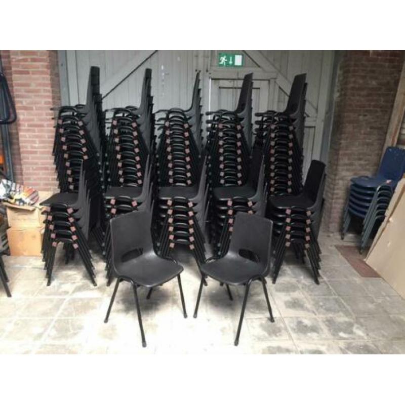 Nieuwe kantinestoelen voor o.a. Basketbalvereniging