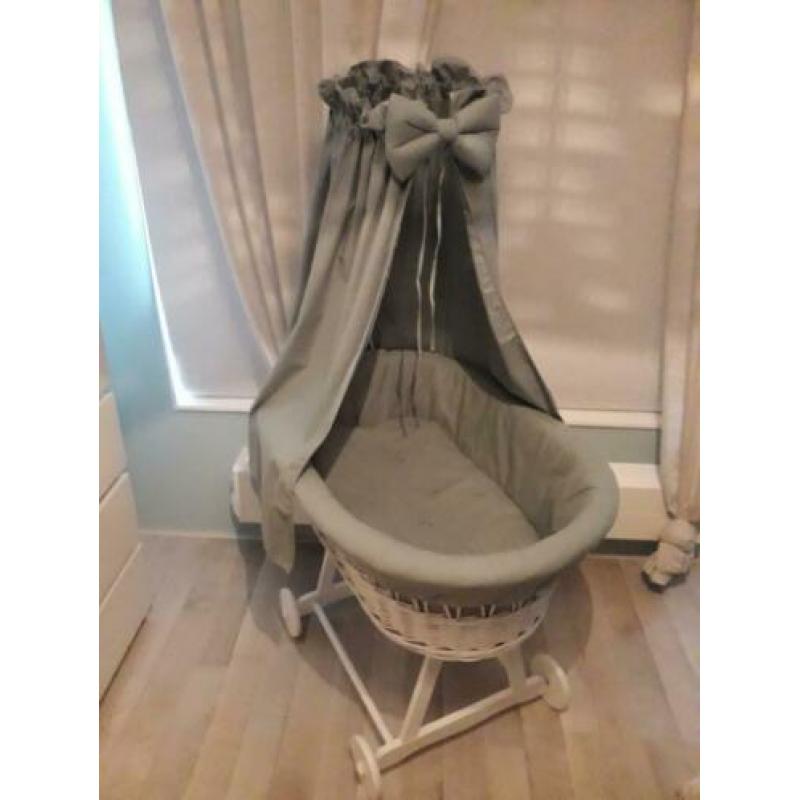 Unieke Babywieg rotan compleet met hemel !nieuw!