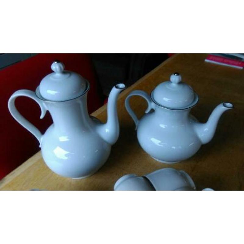 Thee Koffie servies van mooi porselein.