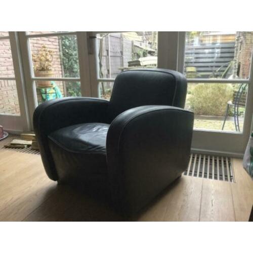 Twee robuuste leren kuipstoelen