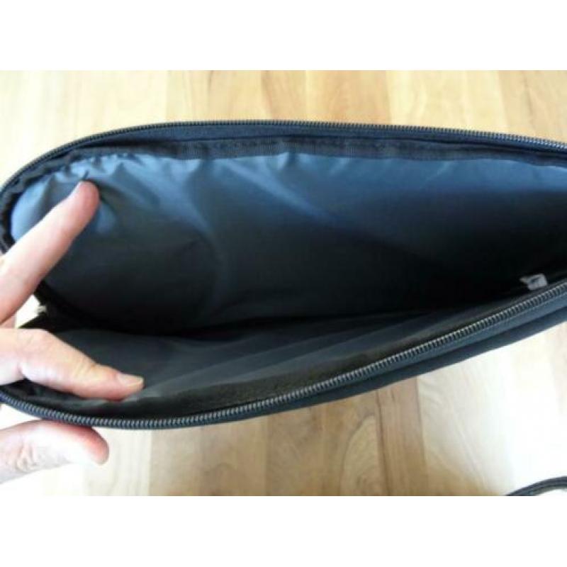 Case Logic Huxton 13,3 " 33,1* 24,3 * 2,8 cm ZWART ZGAN;