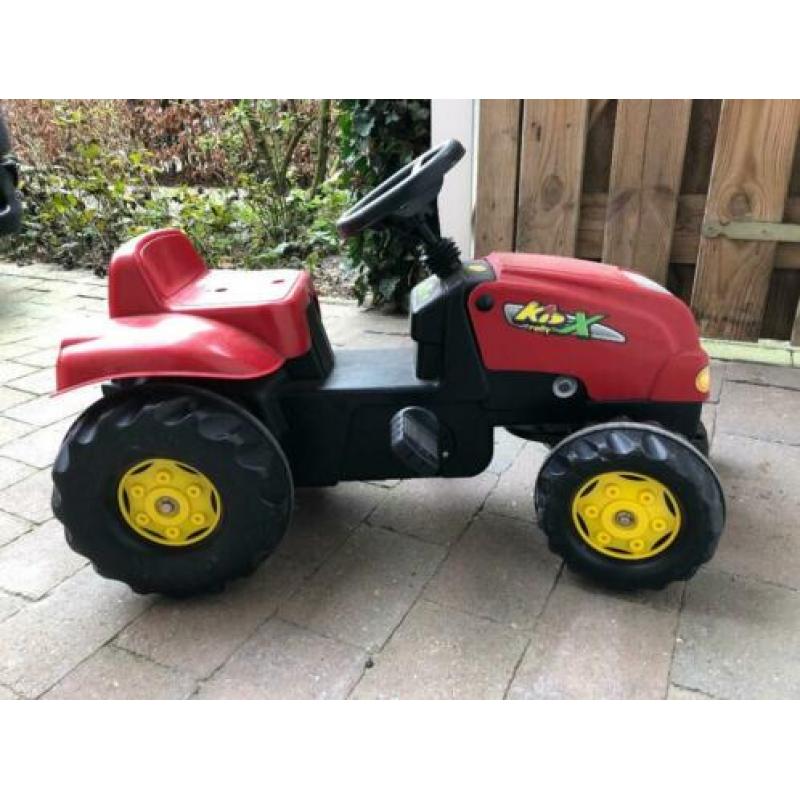 Rode tractor met kiepwagen