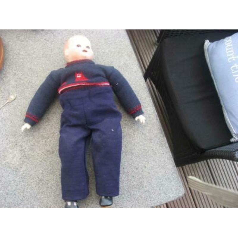 porseleinen pop met donkerblauwe kleding