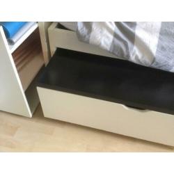 Ikea bed , met 2 lades en hoofdbord&kast. Matras gratis
